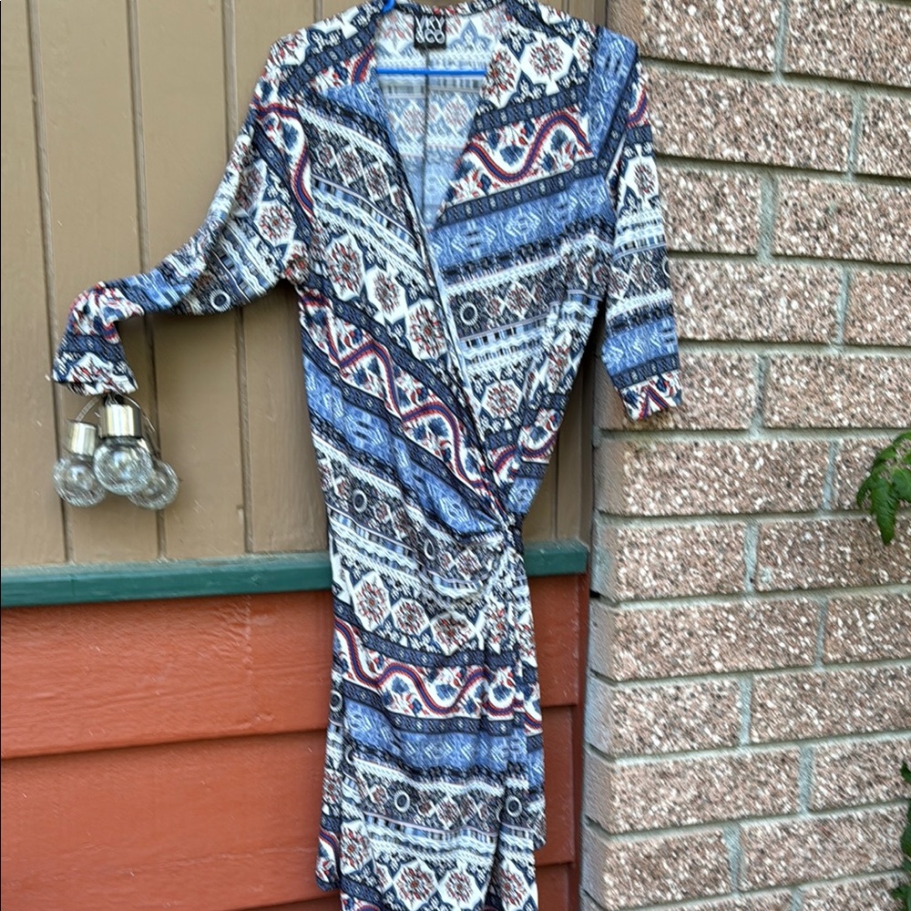 Blue and White Sheath Dress with Scoop Neck and 3/4 Sleeves